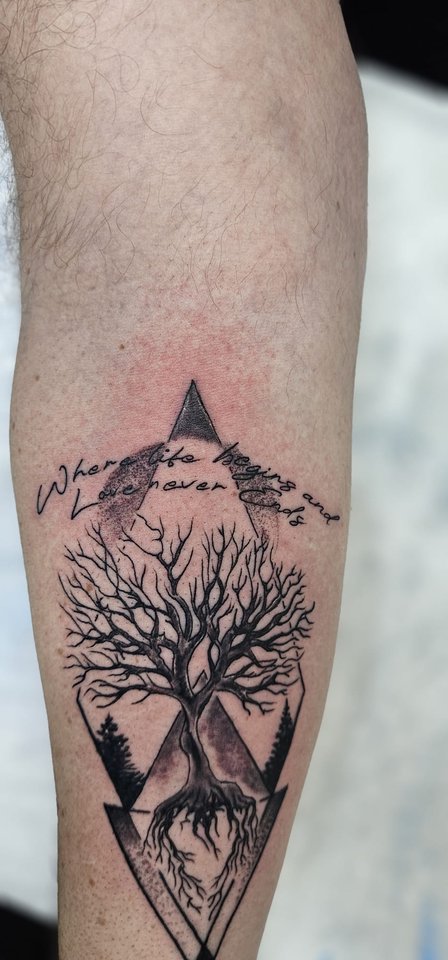 Baum mit Wurzeln in einem Dreieck im Blackwork-Stil am Unterarm