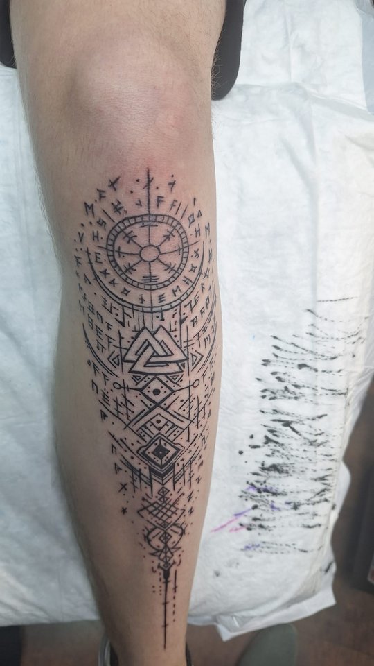 Ornamentales Dotwork-Tattoo mit Mandala-Elementen am Unterschenkel