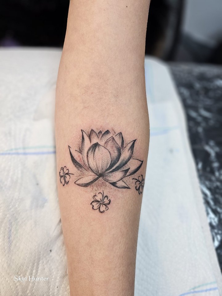 Fineline-Lotusblüte mit kleinen Blüten am Unterarm