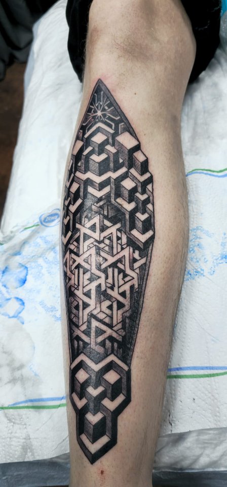 Fertiges Geometric-Tattoo mit 3D-Würfeln und Dreiecken an der Wade